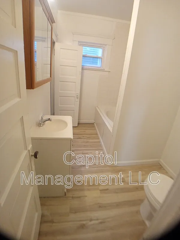 Building Photo - 220 W Lapeer St #3