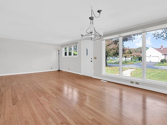 3rd image of 8 Gould Rd