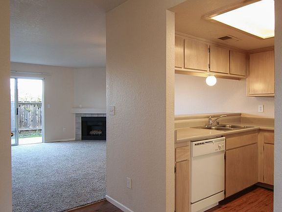 5th image of 1046 Burton Dr APT D