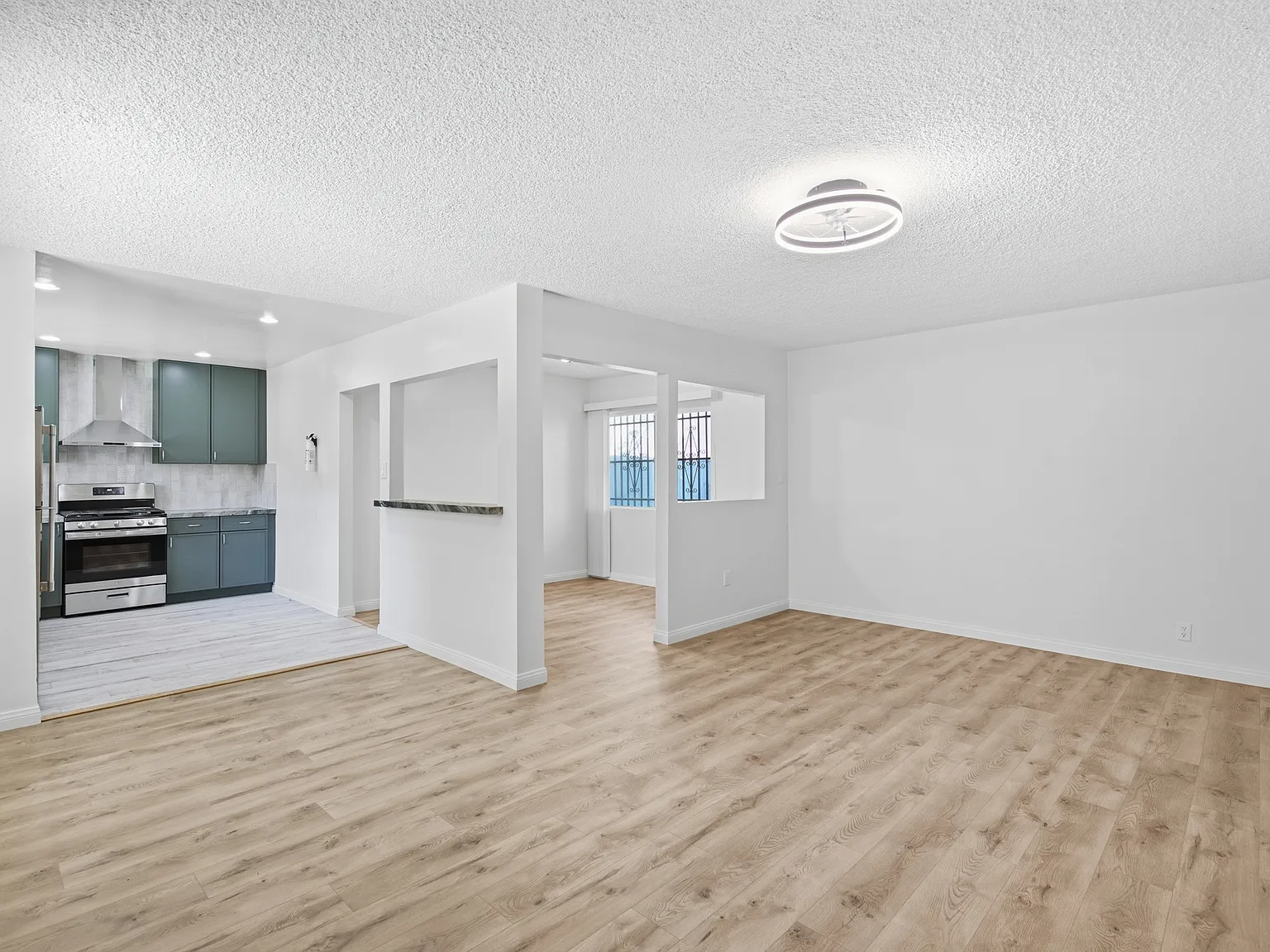 2 bed, 950 sqft, $2,799 — Photo 3