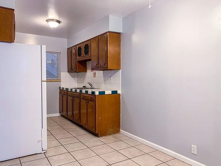 Large One-Bedroom Units Near Nob Hill — Photo 5