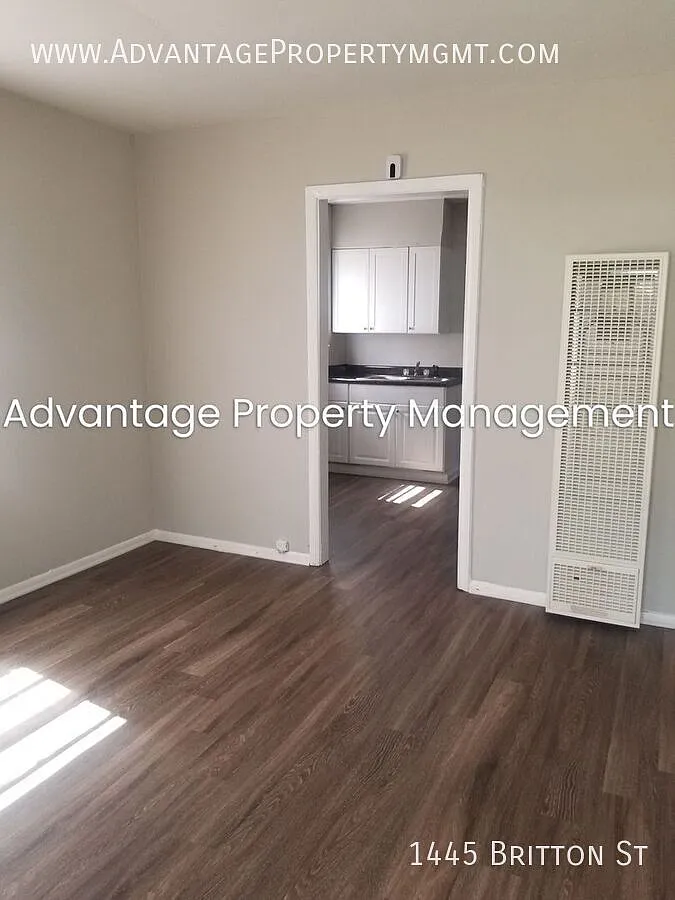 Come see this Newly Renovated Duplex In Hyde Park Area — Photo 4