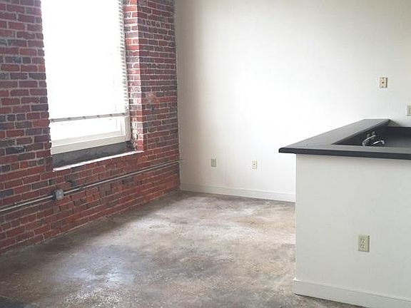 3rd image of 1418 W Marshall St APT 122