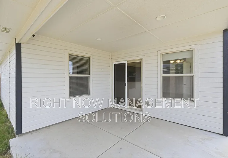1295 N Blossom Ave — Photo 21