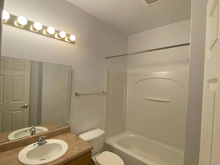 Hillcrest Apartments — Photo 12