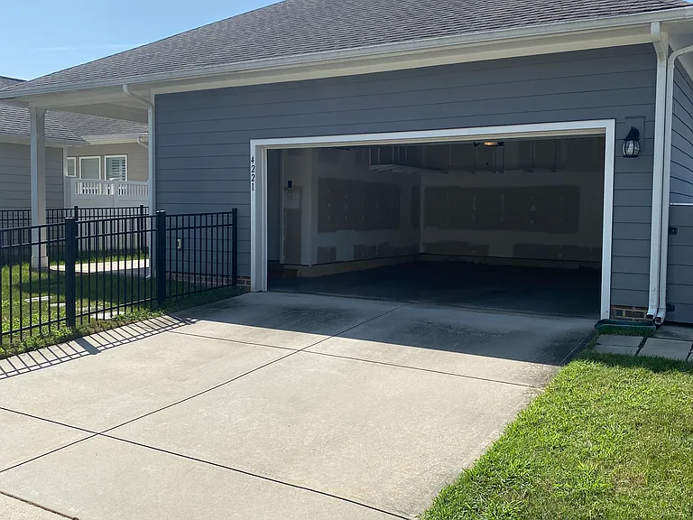 4221 Courtly Ln — Photo 37