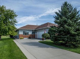 522 Sunset Dr, Oxbow, ND 58047