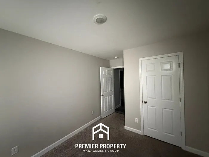 110 Castlebar Cir — Photo 12