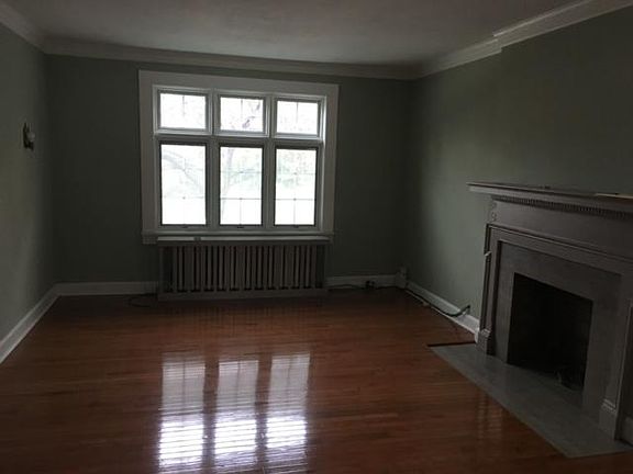 Incredibly Handsome Space 
9' Ceilings - Hardwood - Pella Windows
Large Living Room with Excellent Light and Corner for Home Office