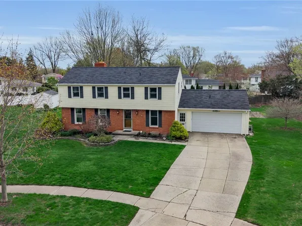 17 Fox Chapel Ct, Williamsville, NY 14221