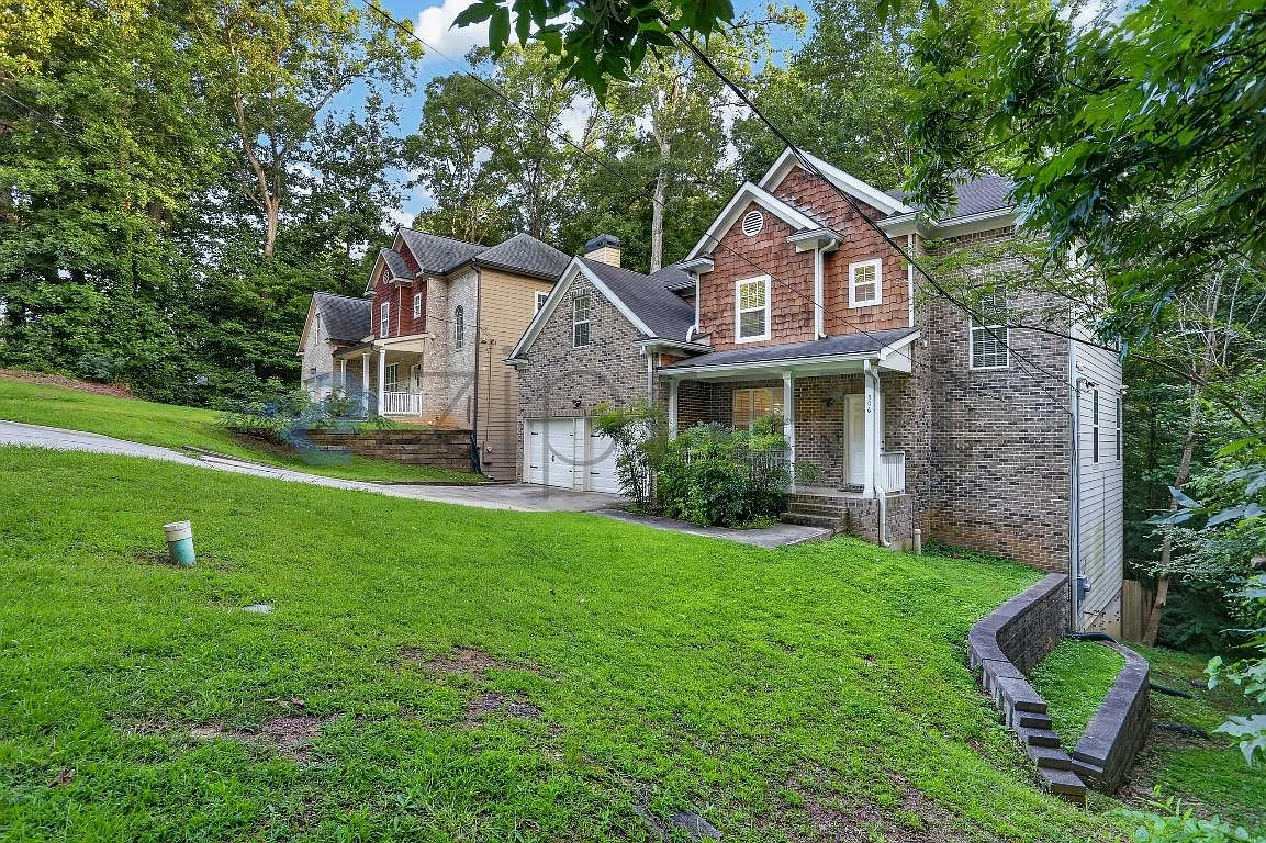 5 bed, 2500 sqft, $2,500 — Photo 3