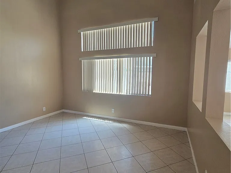 881 Bramble Ln — Photo 2