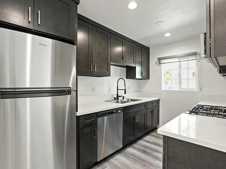 900 W College St #4 — Photo 1