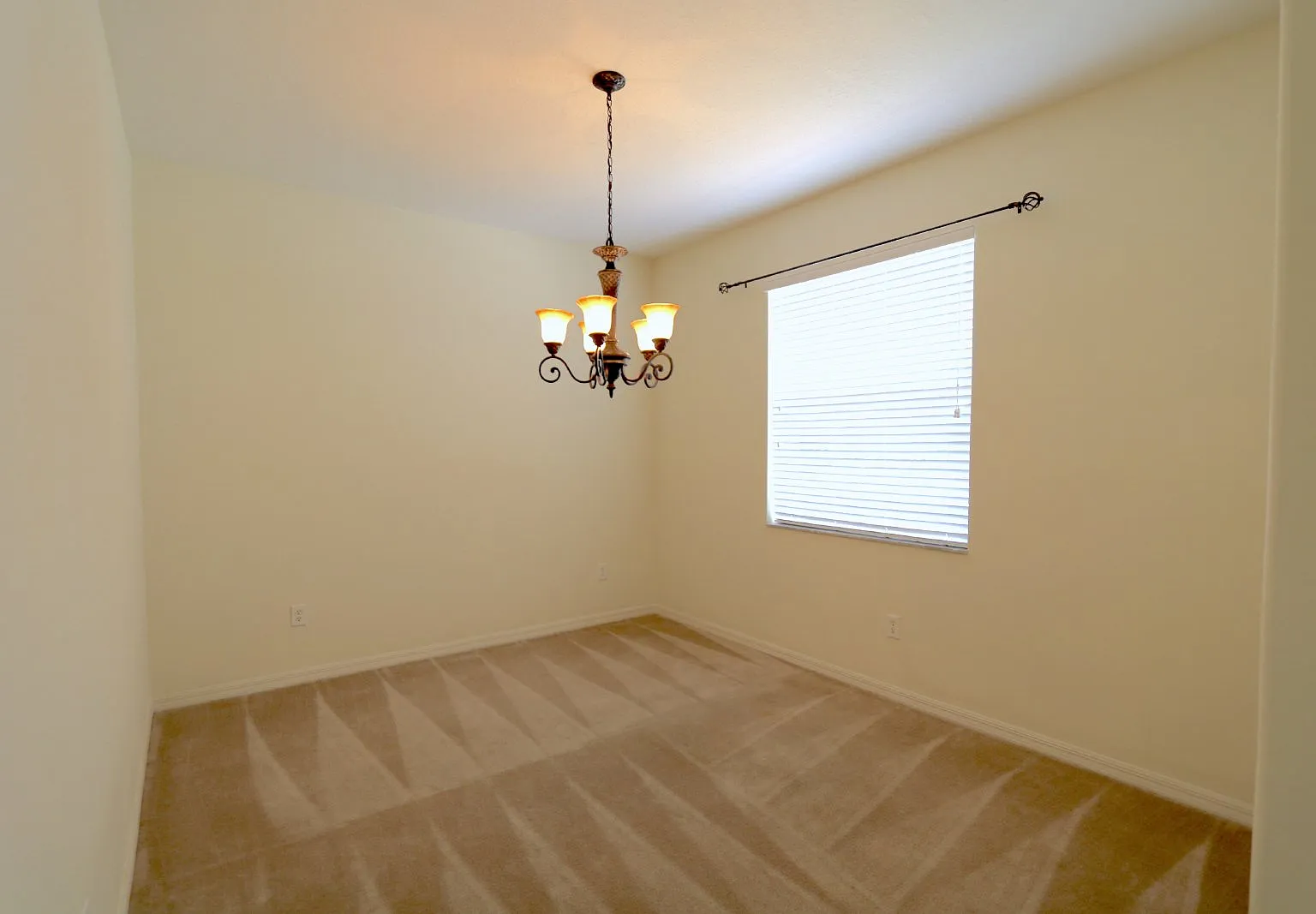 3 bed, 2.0 bath, 1622 sqft, $2,100 — Photo 3