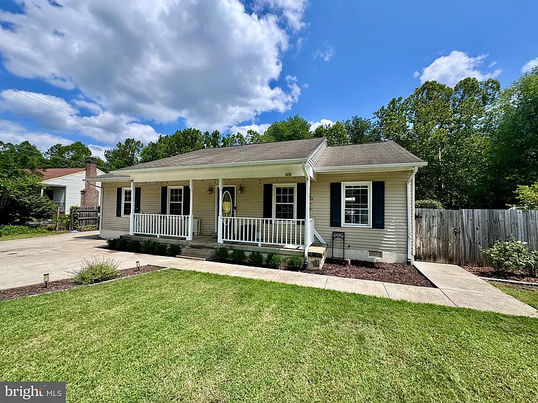 2038 Dewey Dr — Photo 2