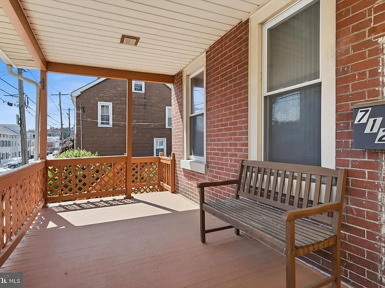 712 E Hector St — Photo 3