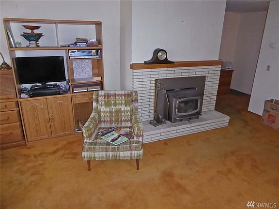 3rd image of 526 E Grand Coulee Ave