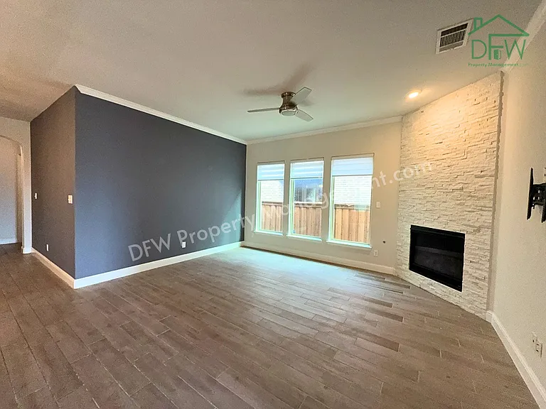 302 Julia Ln — Photo 5
