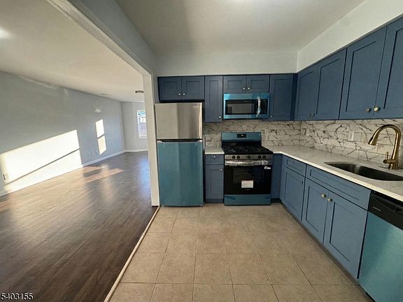 5th image of 1057 Bond St