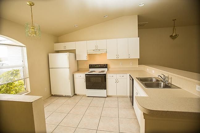1st image of 920 SE 13th Ter