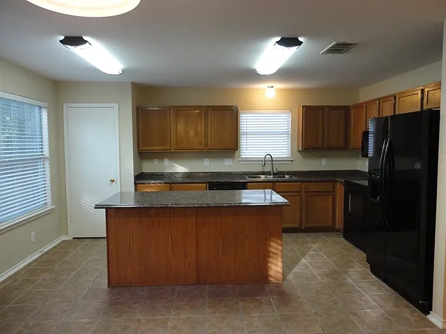 4 bed, 2.5 bath, 2124 sqft, $2,085 — Photo 3