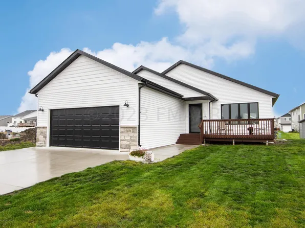 7476 20th St S, Fargo, ND 58104