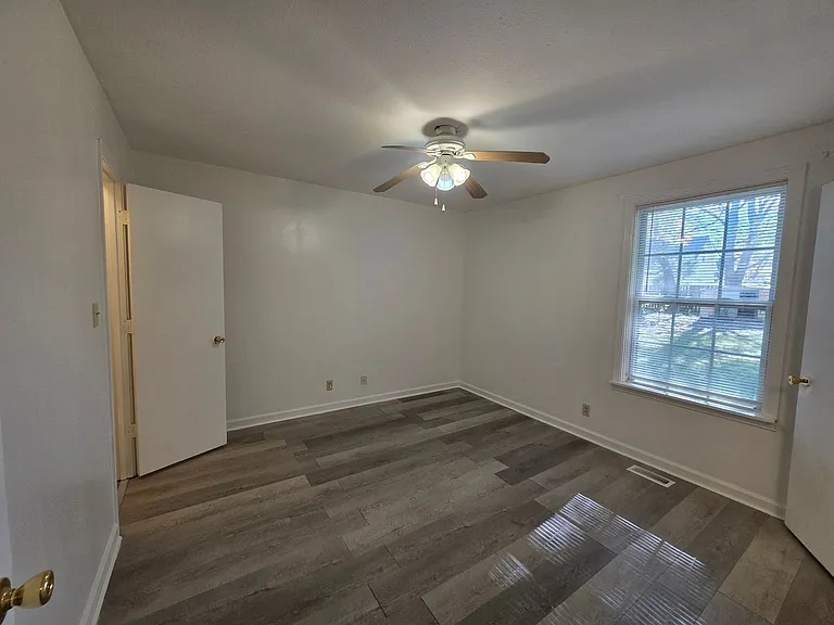 386 Elaine Dr — Photo 11