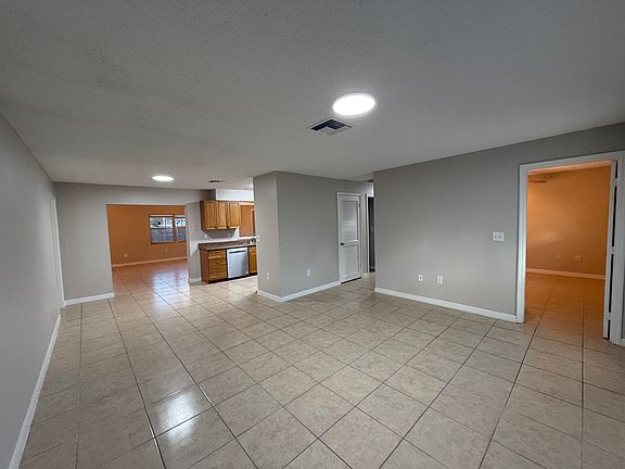 4th image of 2707 Lakewood Ln