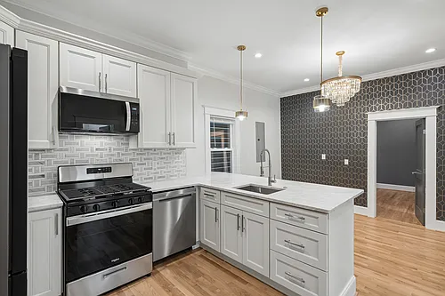 688 King St Photo 1