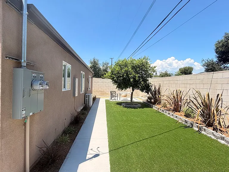 2036 N Primrose Way — Photo 3