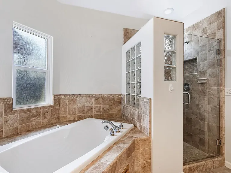 352 W Kelly Ave — Photo 24