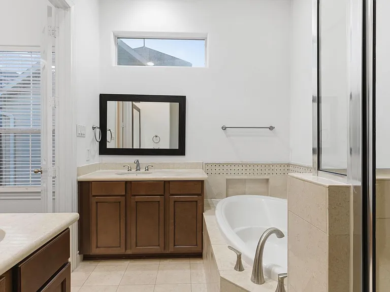 1303 Sherwood Point Ln — Photo 32