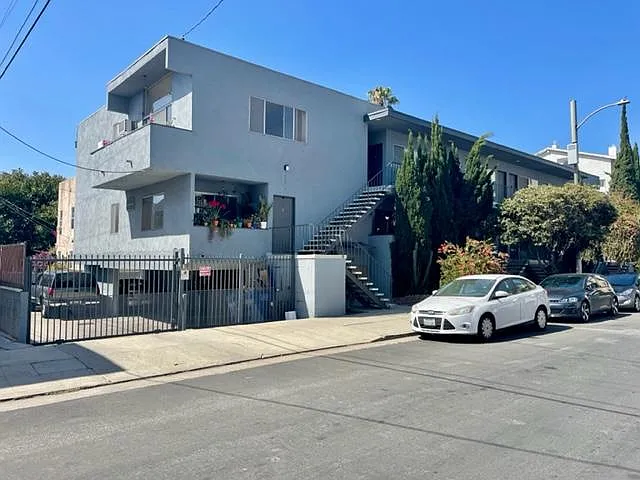 7160 De Longpre Avenue — Photo 1