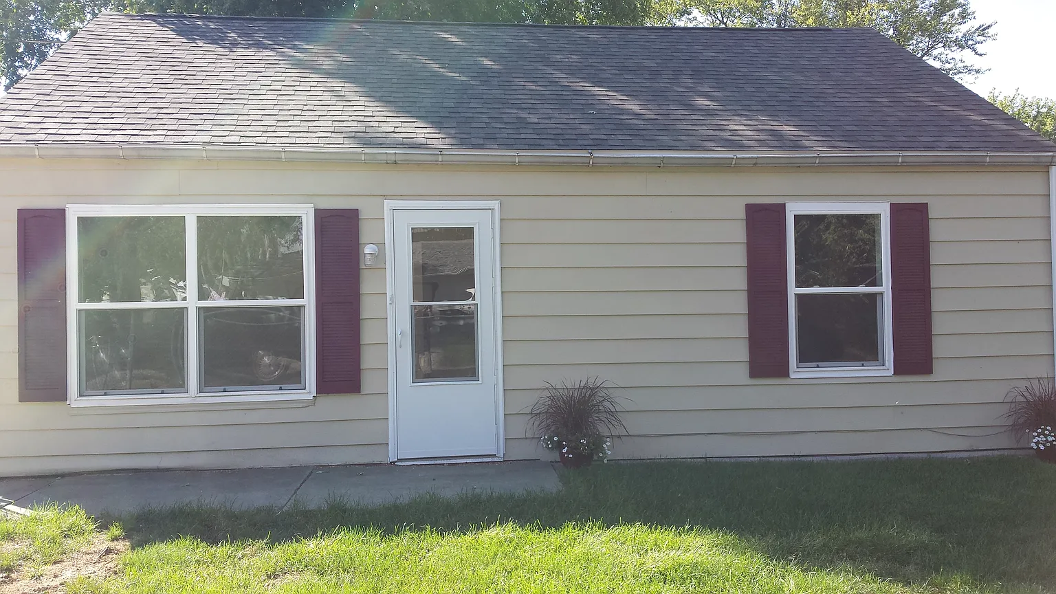 438 Maplewood Ave photo 1
