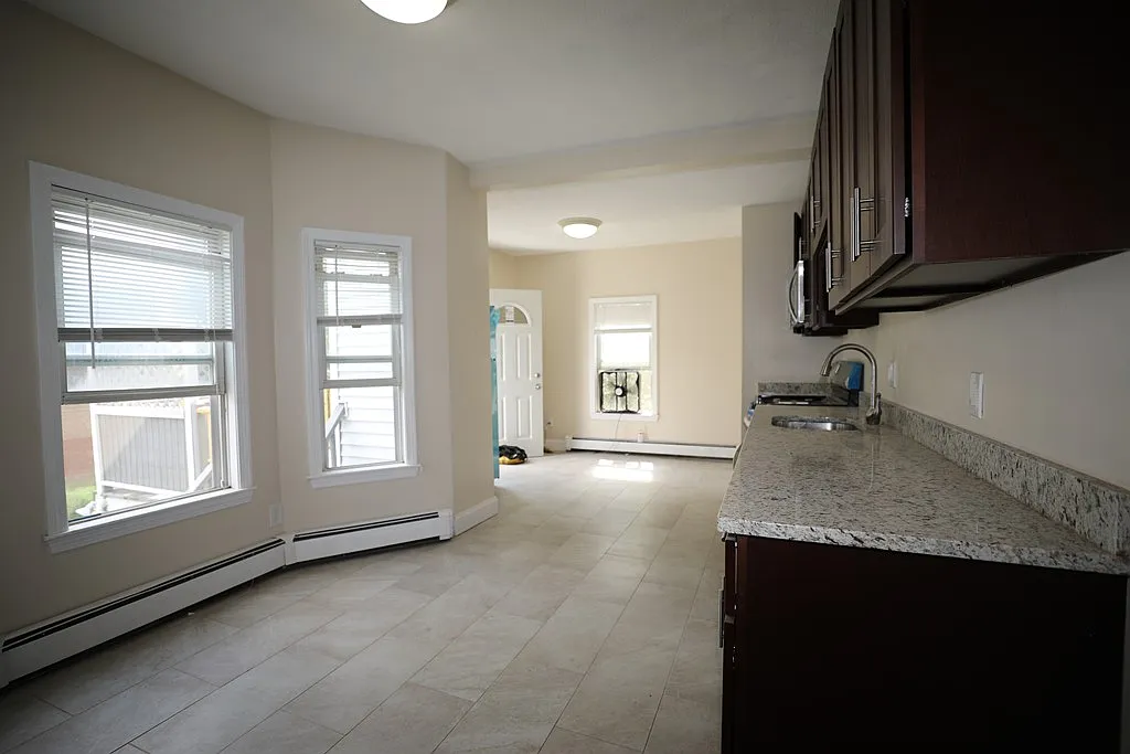 3 bed, 1.0 bath, 1700 sqft, $3,000 — Photo 2