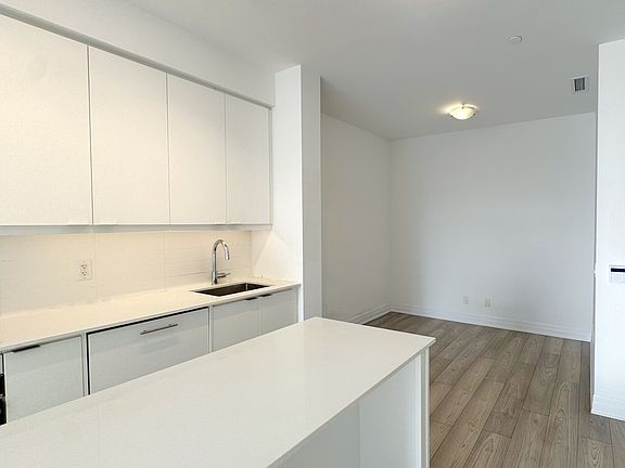 3rd image of 36 Elm Dr W #502