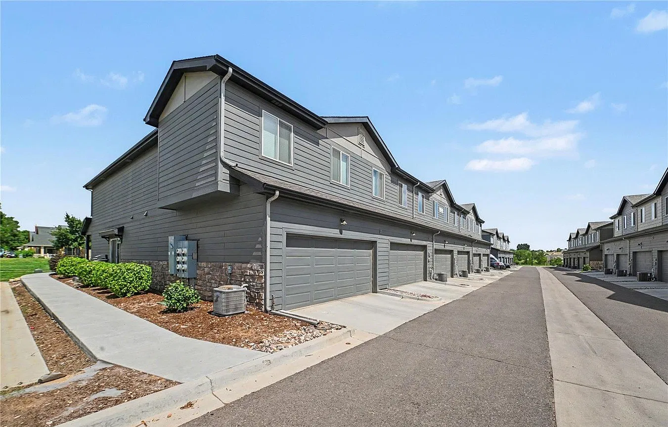 3 bed, 2.5 bath, 1902 sqft, $2,400 — Photo 2