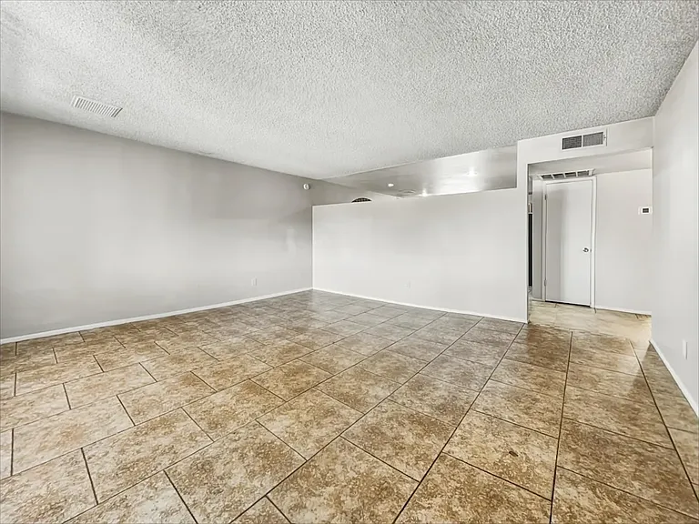 5921 W Hubbell St — Photo 2
