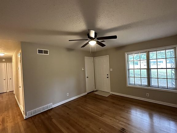 5th image of 1594 Winfield Ave