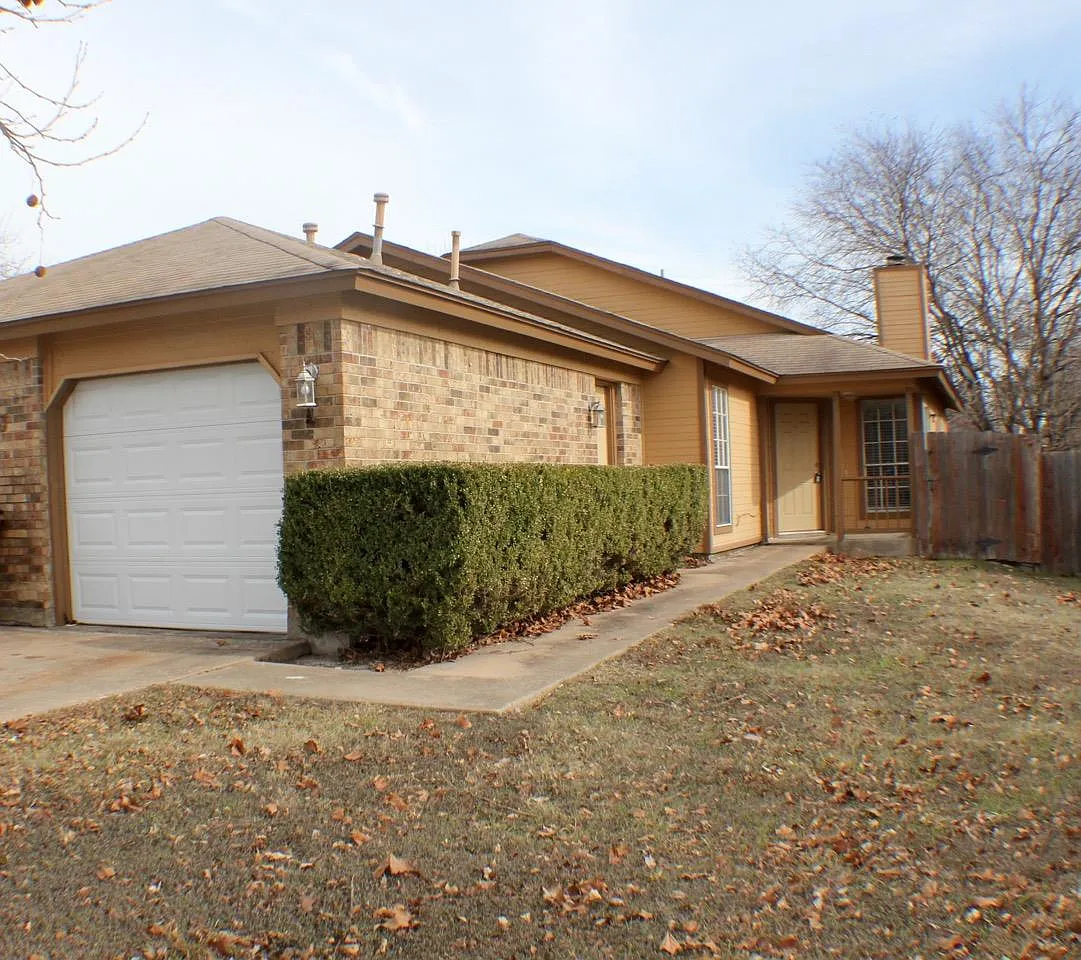 2 bed, 2.0 bath, 889 sqft, $1,395 — Photo 1