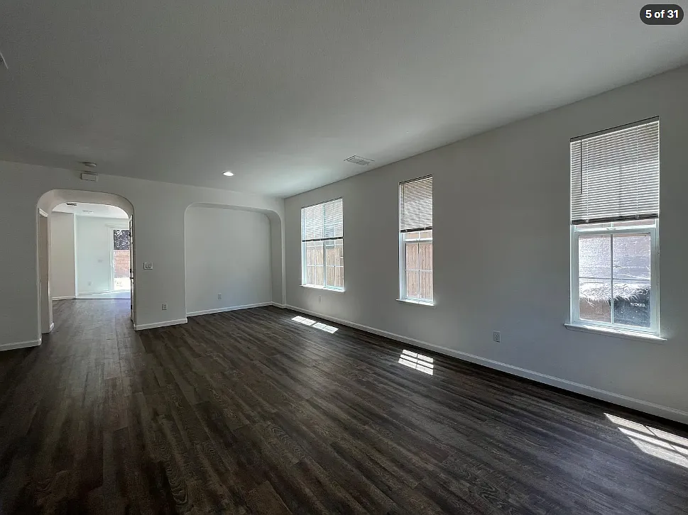 5 bed, 2289 sqft, $2,900 — Photo 4