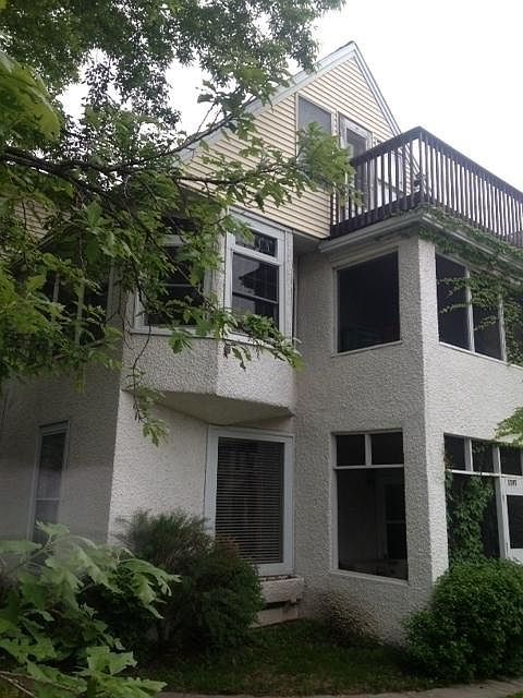 Studio unit located on 1st floor with room for a table and c