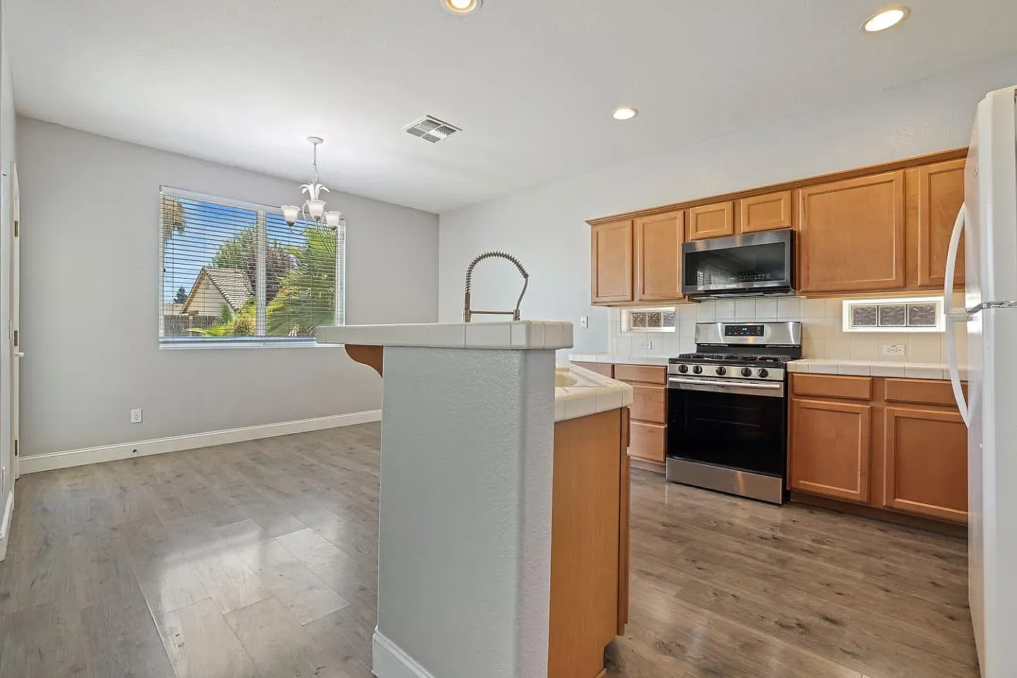 4 bed, 2374 sqft, $2,400 — Photo 4