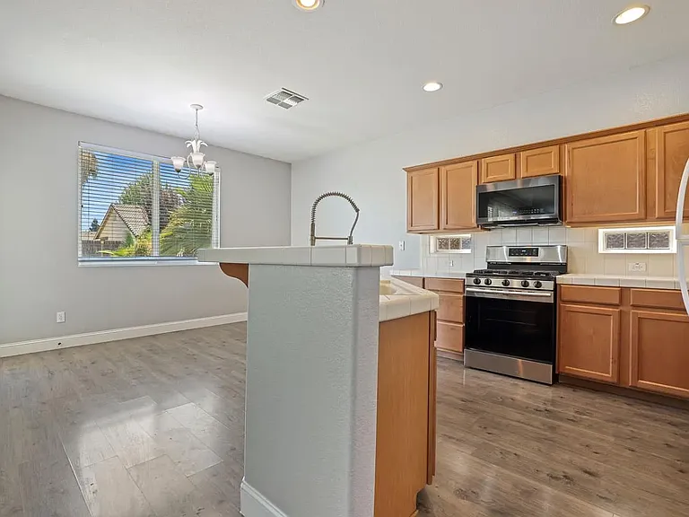 1520 Esplanade Dr — Photo 4