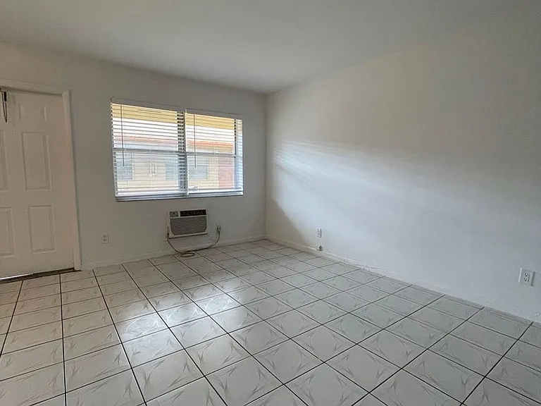 920 SW 15th Ter — Photo 2