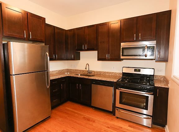 2nd image of 1756 W Montrose Ave #A04c
