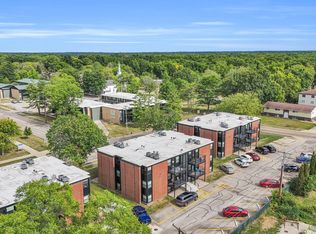 2210 9th St APT 302, Charleston, IL