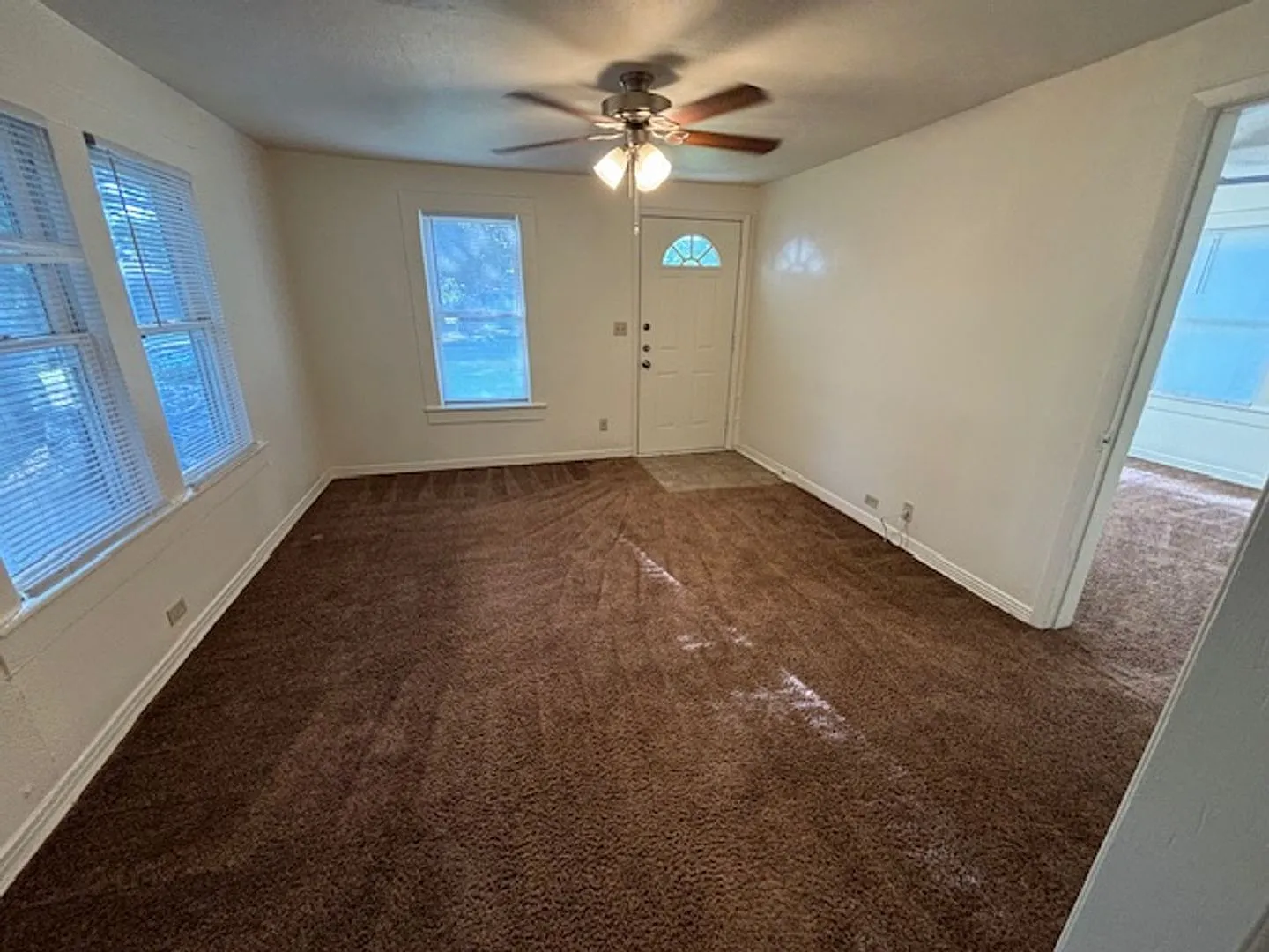 Cozy 2 bed, 1 bath house with large back yard in FW ISD — Photo 3
