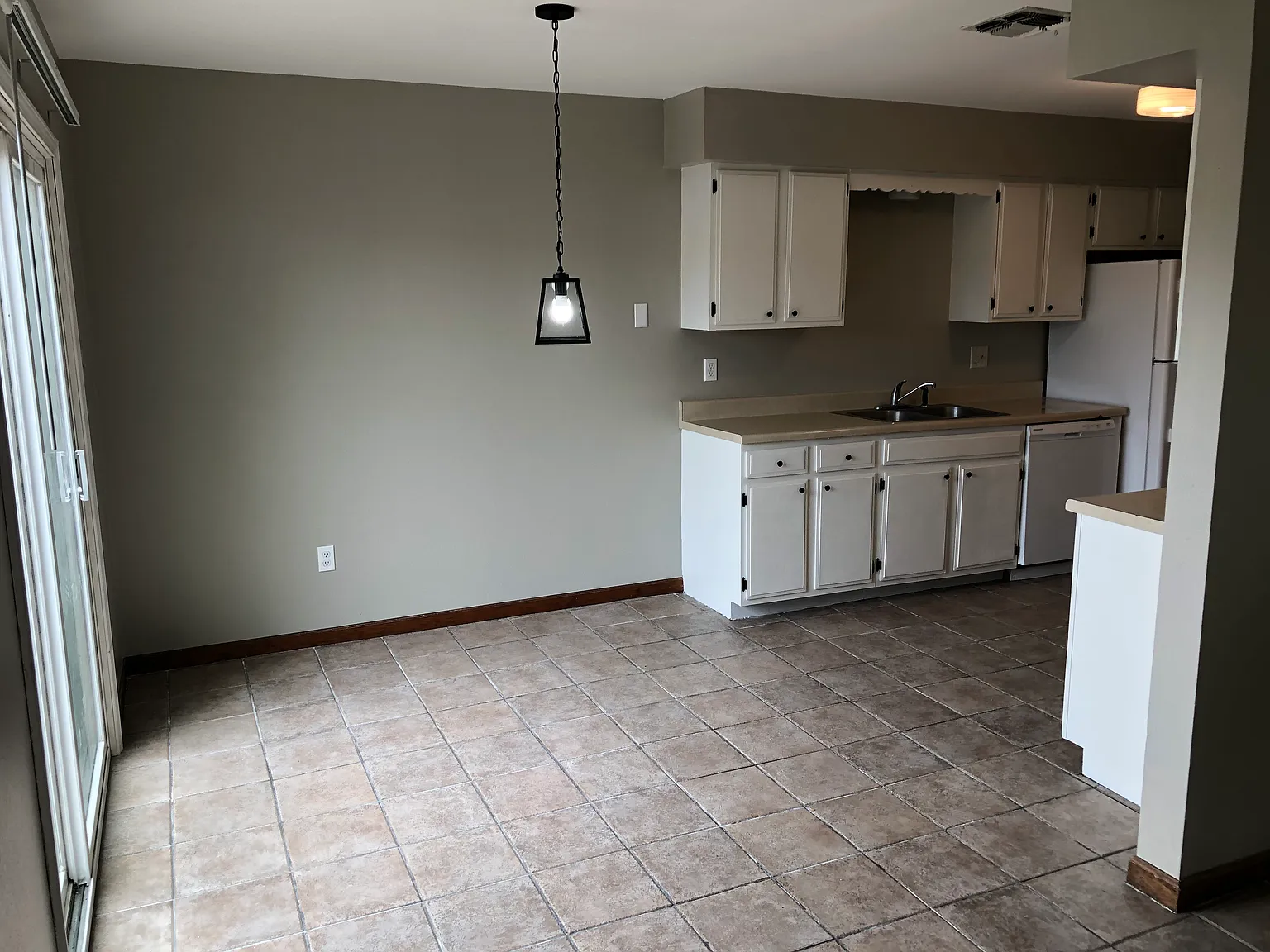 220 Gloria St — Photo 2