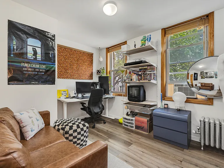 28 Conselyea St #2F — Photo 3